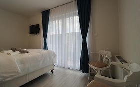 Tadic Apartments And Rooms By The Shore Of Rama Lake